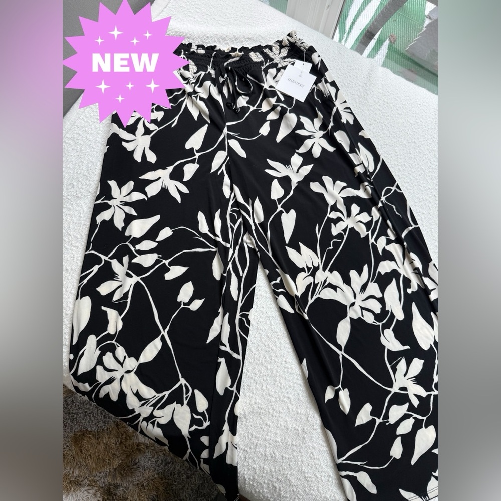 NEW with tags 🖤🤍 floral wide leg pants Drawstring elastic travel pull on
